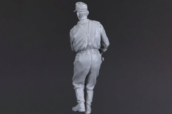 1/35 scale model Miniart German Artillery Crew (Special Edition)