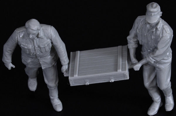 1/35 scale model Miniart German Artillery Crew (Special Edition)