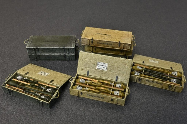 1/35 scale model Miniart Panzerfaust 30/60 Set