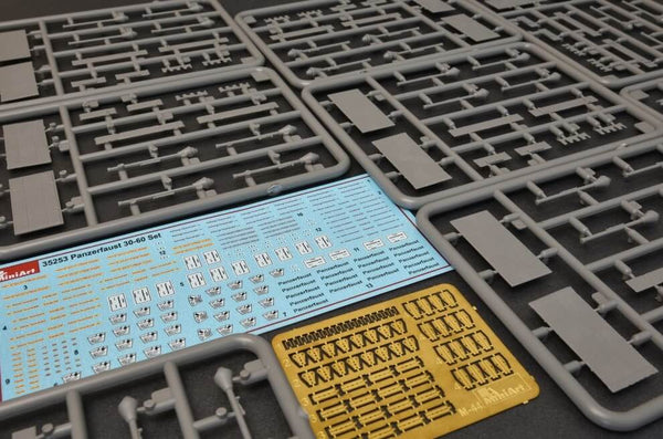 1/35 scale model Miniart Panzerfaust 30/60 Set