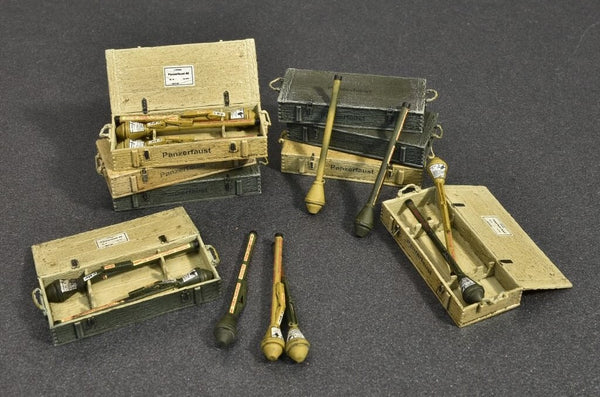 1/35 scale model Miniart Panzerfaust 30/60 Set