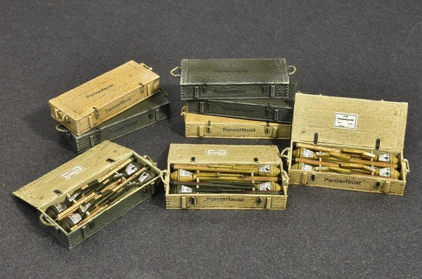1/35 scale model Miniart Panzerfaust 30/60 Set