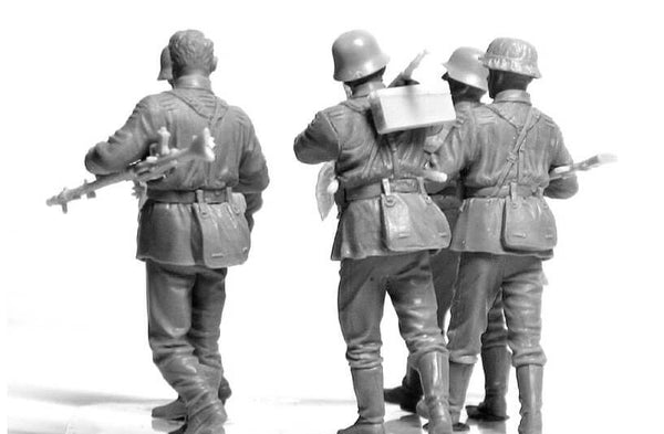 1/35 scale model MasterBox German Elite Infantry Eastern Front WWII Plastic Figure Kit 3583