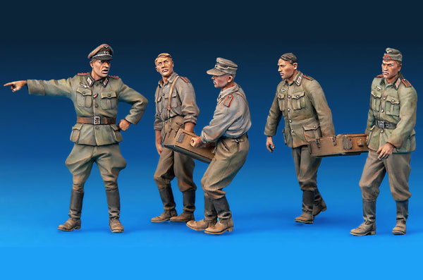 1/35 scale model Miniart German Artillery Crew (Special Edition)