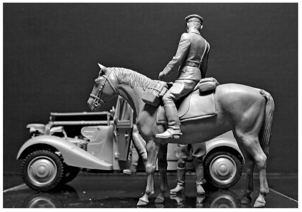 1/35 scale model MasterBox Urgent dispatch German Military Radio Car Sd. Kfz. 2 Type Mercedes 170VK with a crew 35151