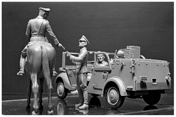 1/35 scale model MasterBox Urgent dispatch German Military Radio Car Sd. Kfz. 2 Type Mercedes 170VK with a crew 35151